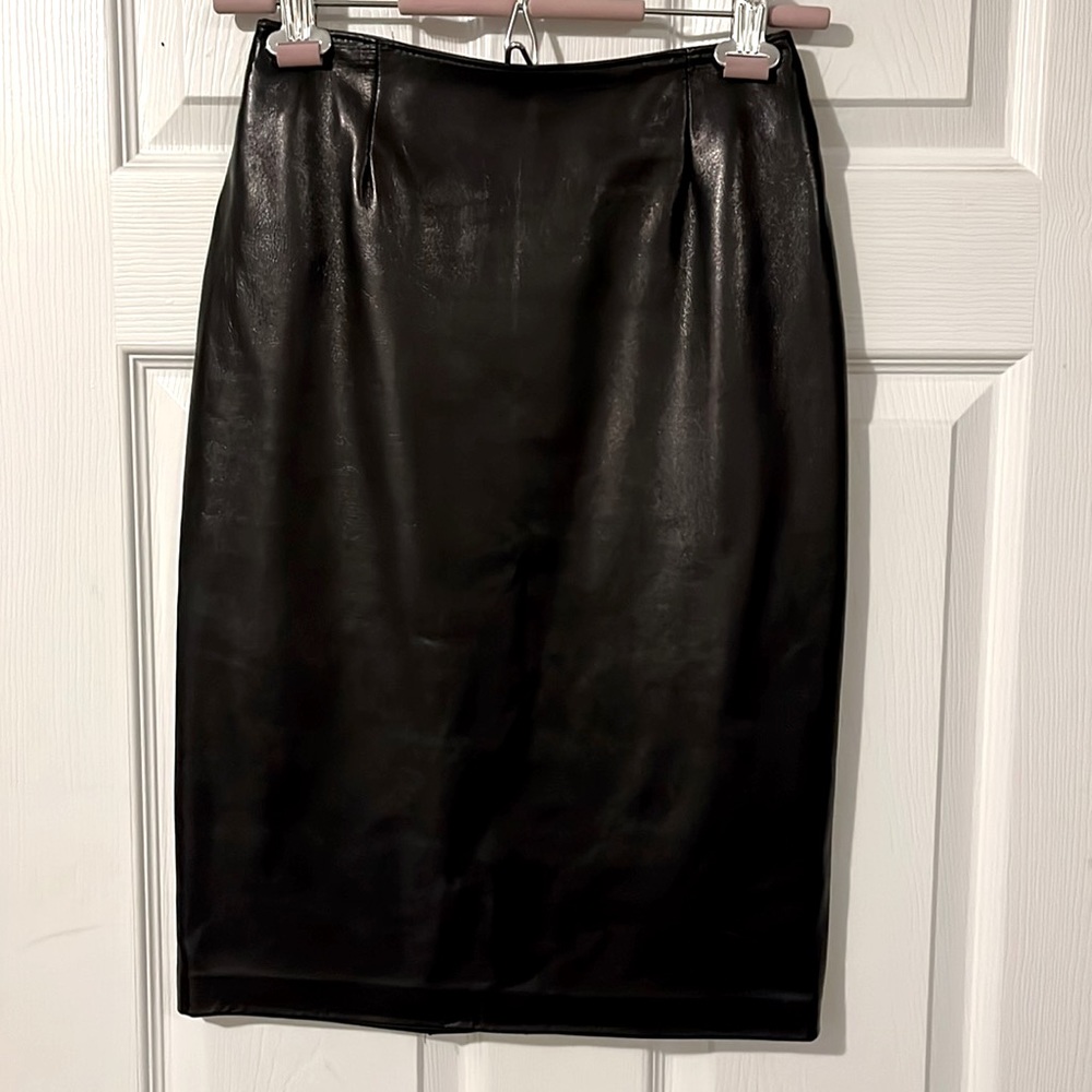 Danier leather skirt fitted soooooo smooth and soft hugs the body like new